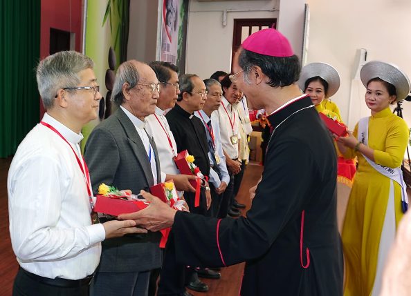 Đức Cha Phụ Tá Gioan trao kỷ niệm chương cho ban tổ chức giải VHNT năm 2020